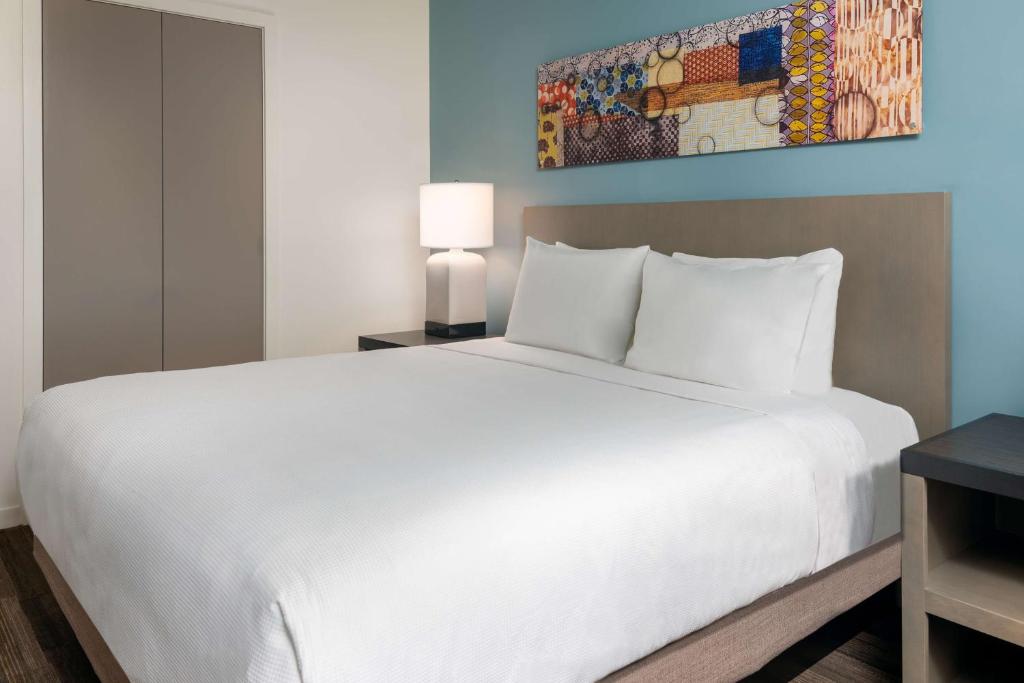 Hyatt House Orlando Airport客房内的一张或多张床位