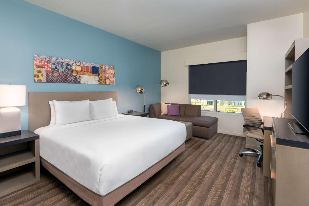 Hyatt House Orlando Airport客房内的一张或多张床位
