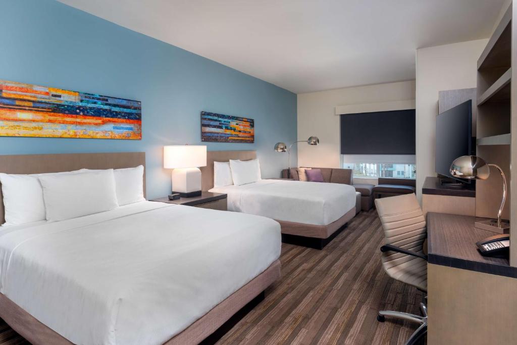 Hyatt House Orlando Airport客房内的一张或多张床位