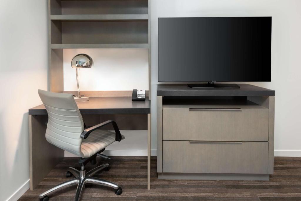 Hyatt House Orlando Airport的电视和&#47;或娱乐中心