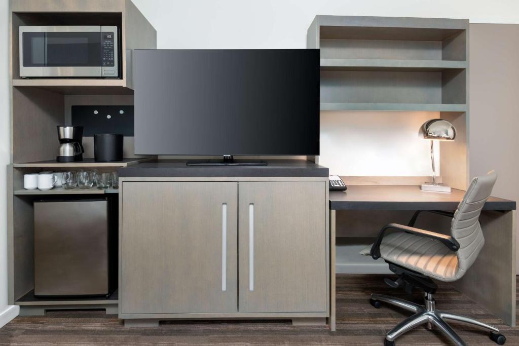 Hyatt House Orlando Airport的厨房或小厨房