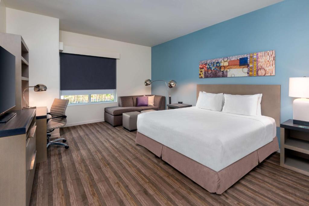 Hyatt House Orlando Airport客房内的一张或多张床位