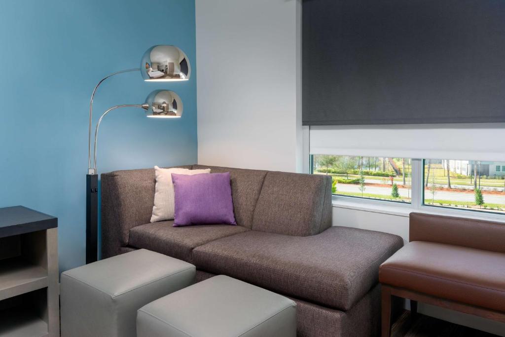 Hyatt House Orlando Airport的休息区