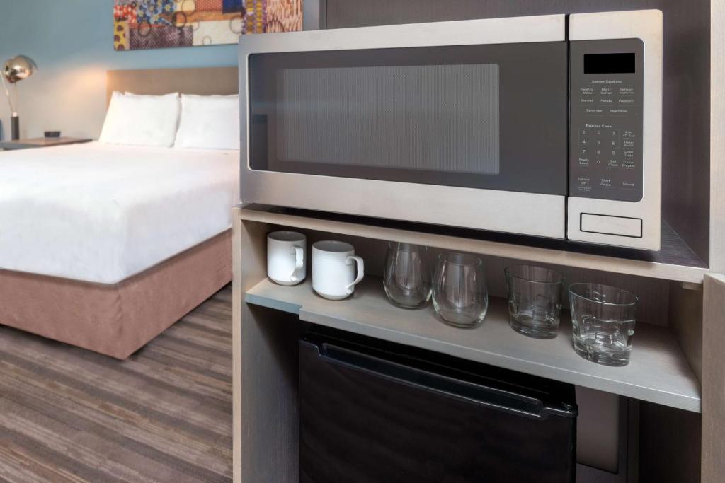 Hyatt House Orlando Airport的厨房或小厨房