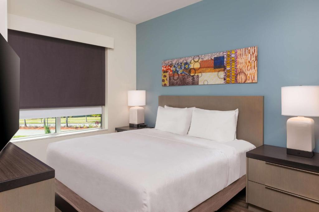 Hyatt House Orlando Airport客房内的一张或多张床位