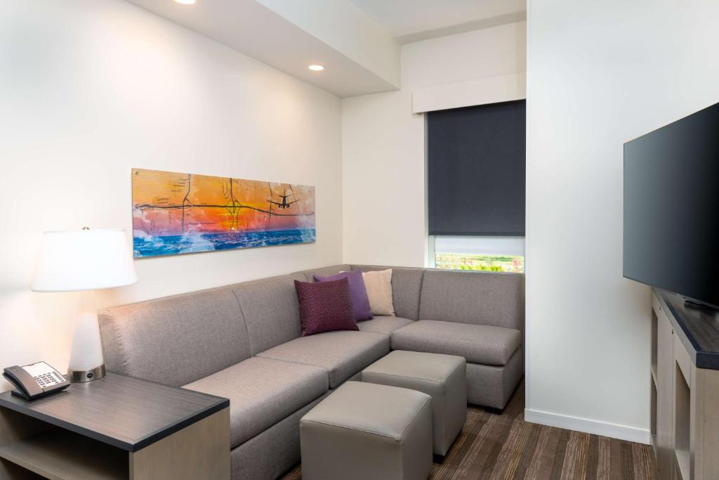 Hyatt House Orlando Airport的休息区