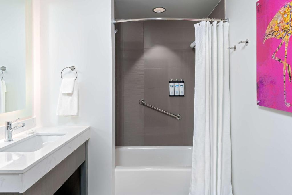 Hyatt House Orlando Airport的一间浴室