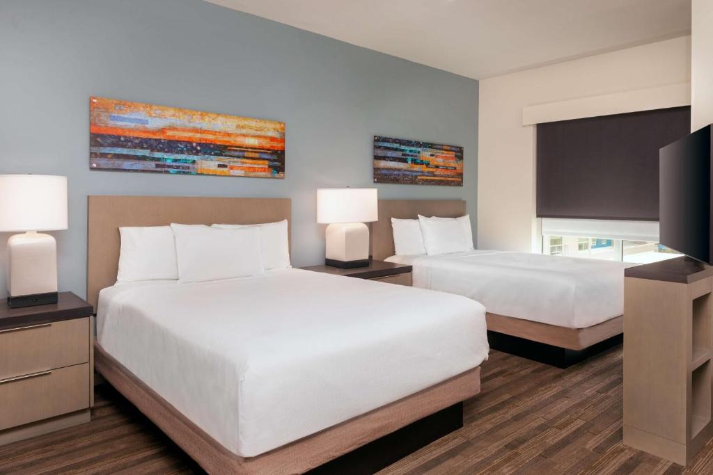 Hyatt House Orlando Airport客房内的一张或多张床位