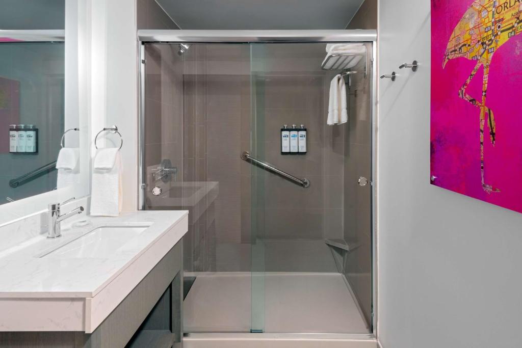 Hyatt House Orlando Airport的一间浴室