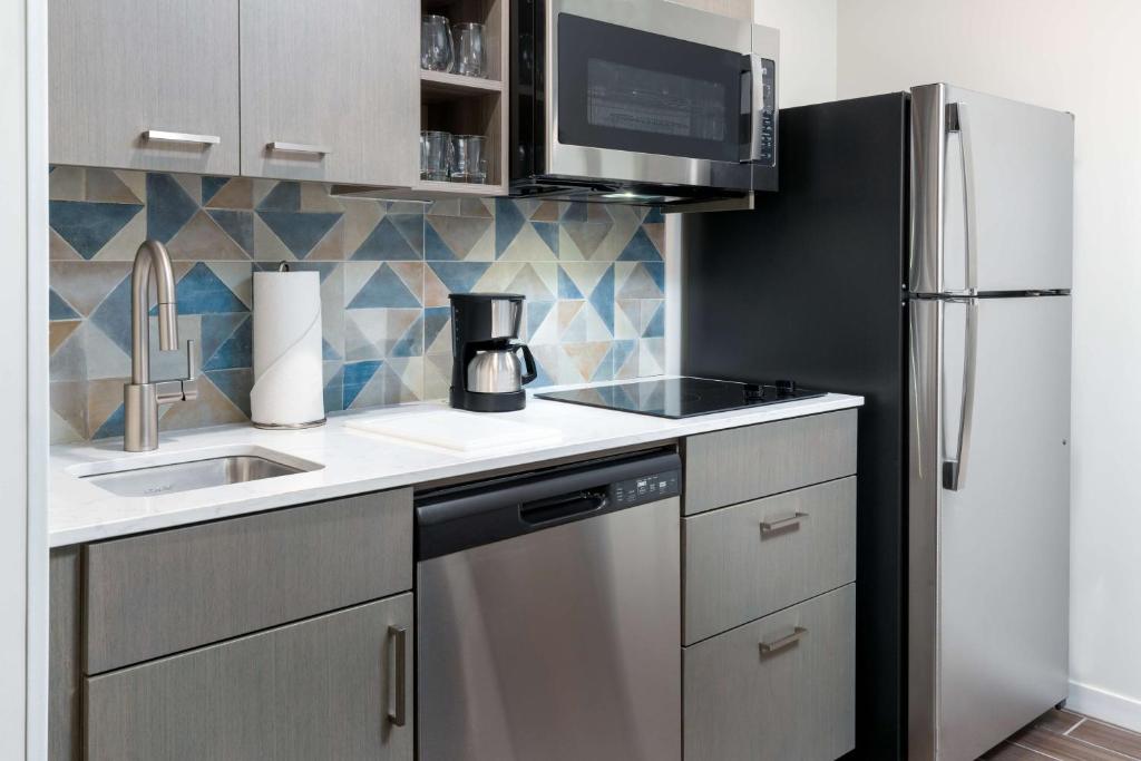 Hyatt House Orlando Airport的厨房或小厨房