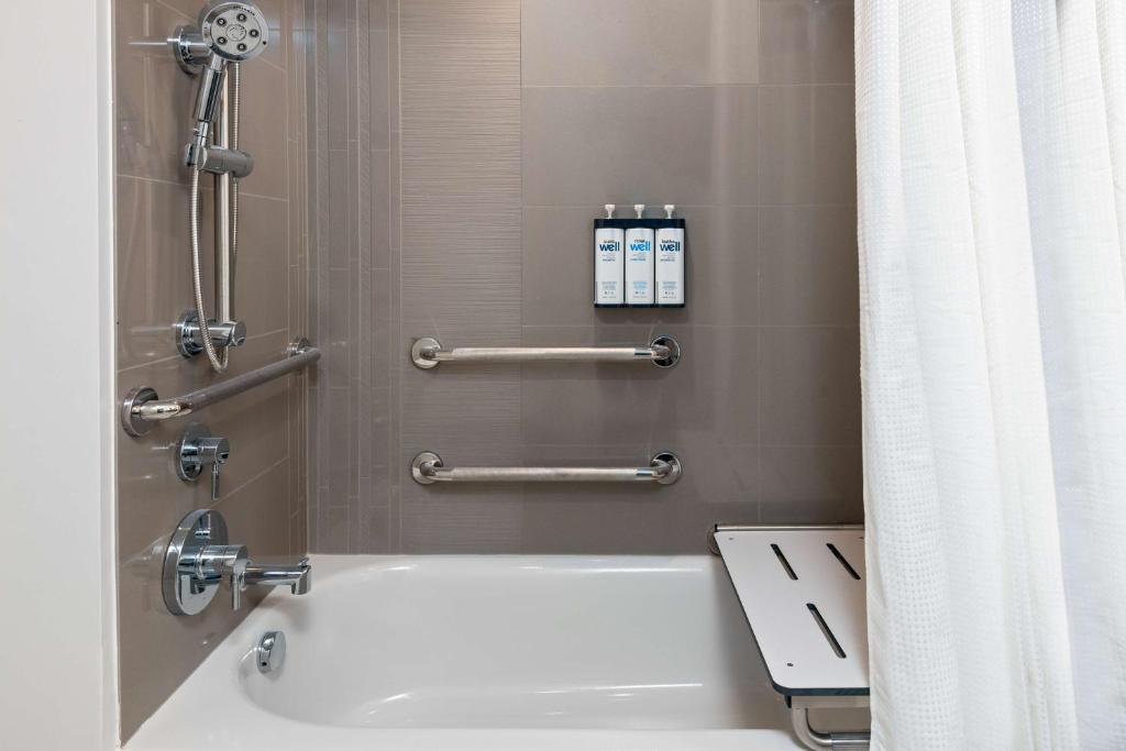 Hyatt House Orlando Airport的一间浴室