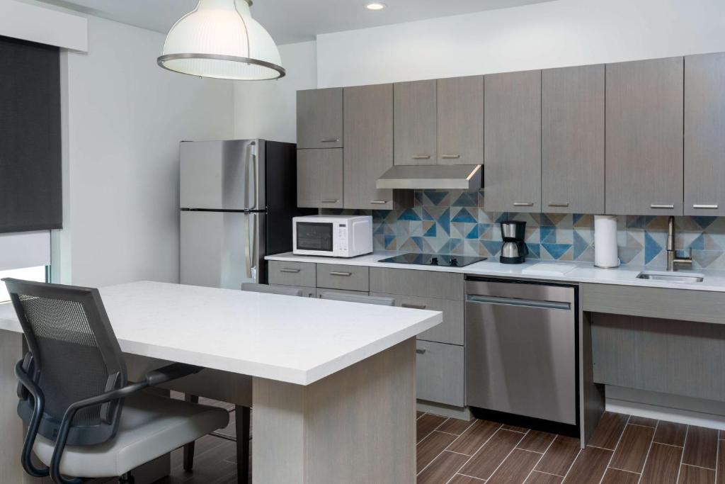 Hyatt House Orlando Airport的厨房或小厨房
