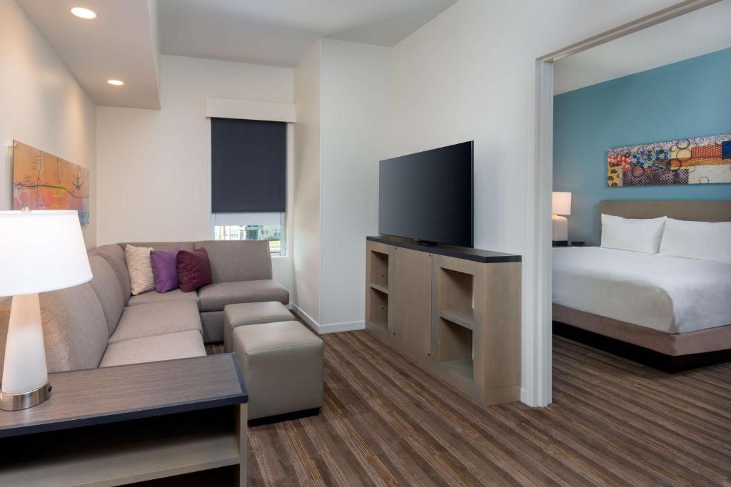 Hyatt House Orlando Airport客房内的一张或多张床位