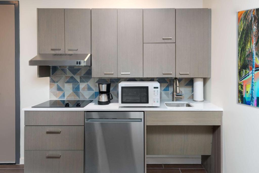 Hyatt House Orlando Airport的厨房或小厨房