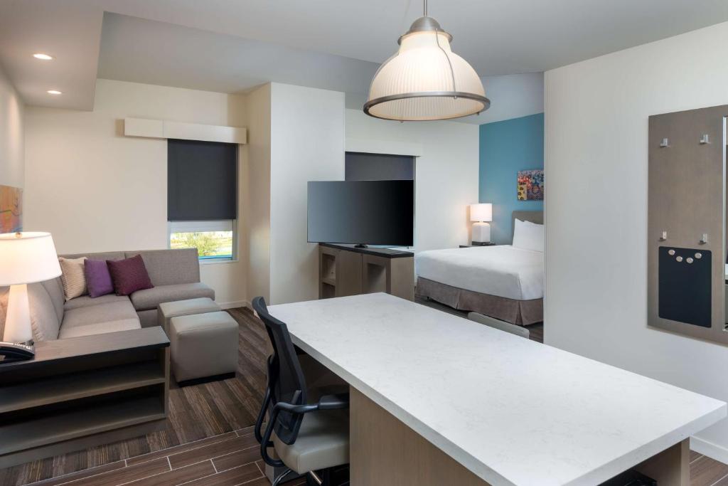 Hyatt House Orlando Airport的电视和&#47;或娱乐中心
