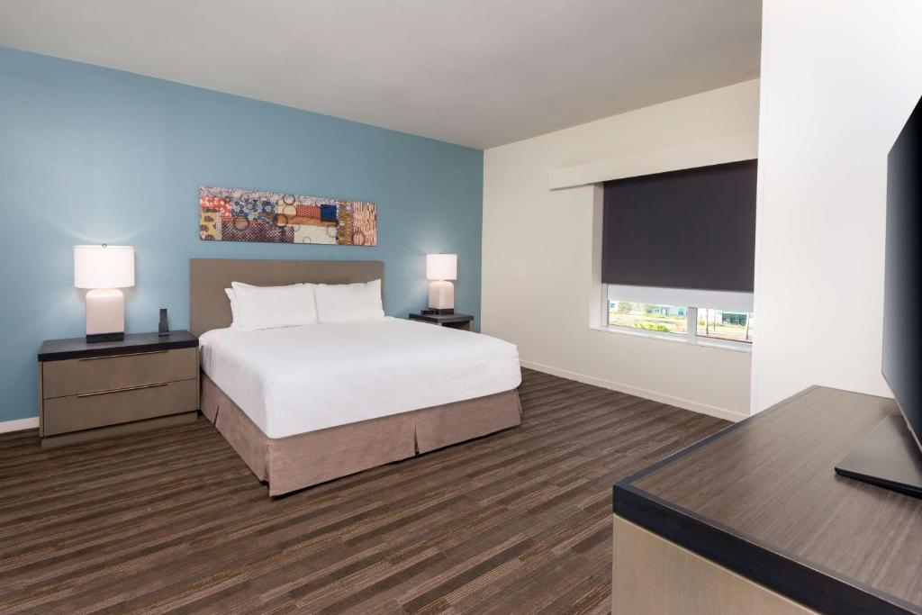 Hyatt House Orlando Airport的电视和&#47;或娱乐中心
