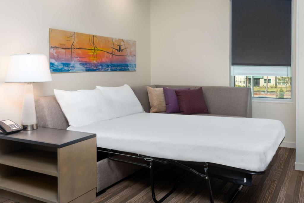 Hyatt House Orlando Airport客房内的一张或多张床位