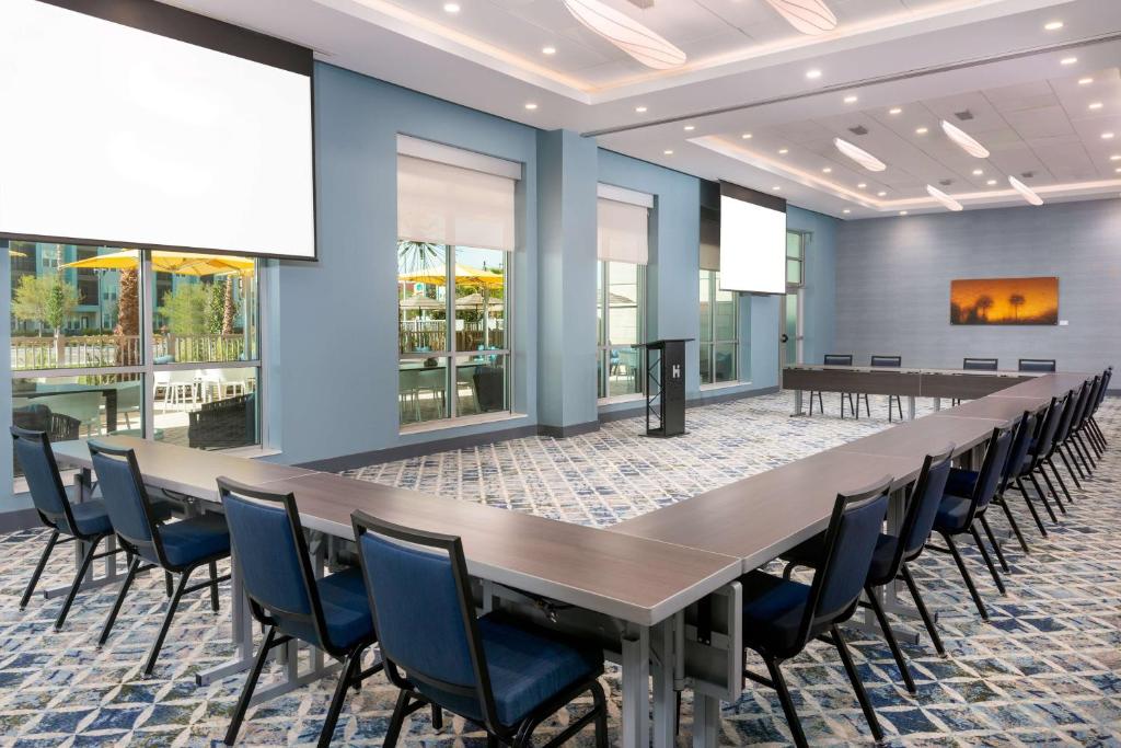 Hyatt House Orlando Airport商务区和&#47;或会议室