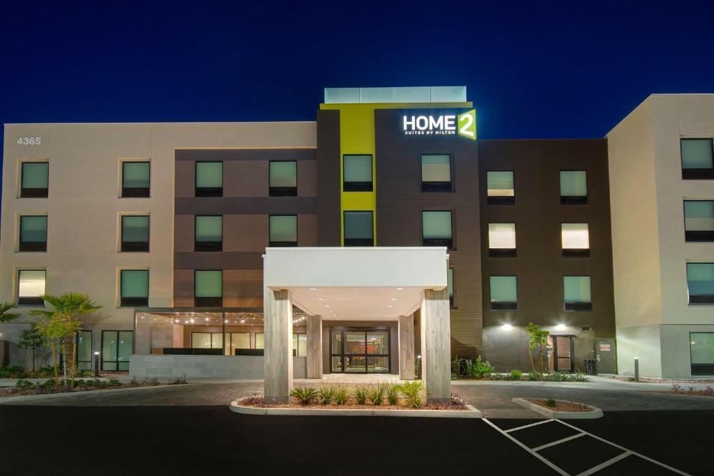 拉斯维加斯Home2 Suites By Hilton Las Vegas North的上面有H家庭标志的酒店大楼