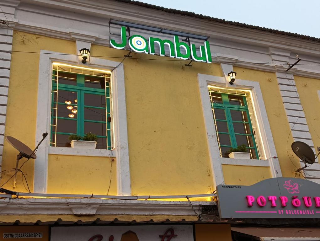 帕纳吉Jambul House的建筑一侧的标志,带有窗户