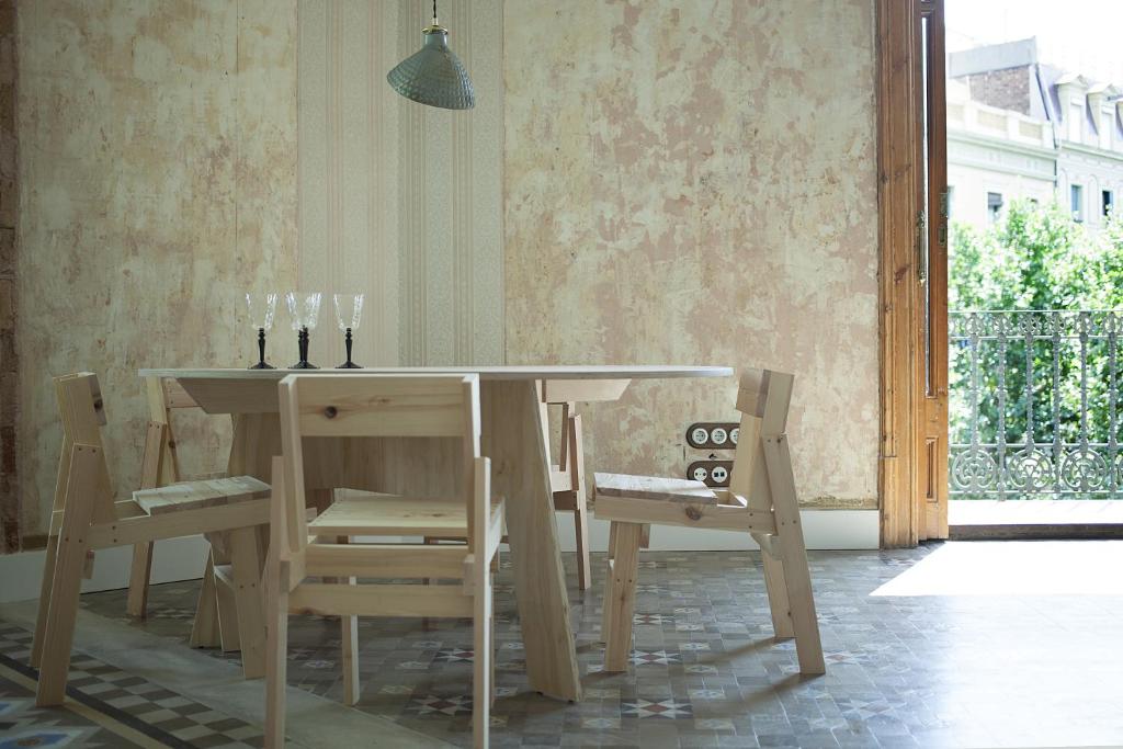 巴塞罗那郁卡文化公寓的餐桌、椅子、桌子和窗户