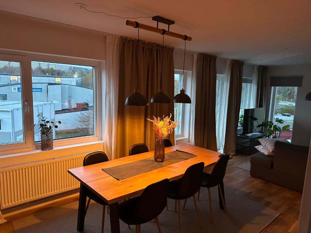 哥德堡Feels Like Home的餐桌、椅子和大窗户