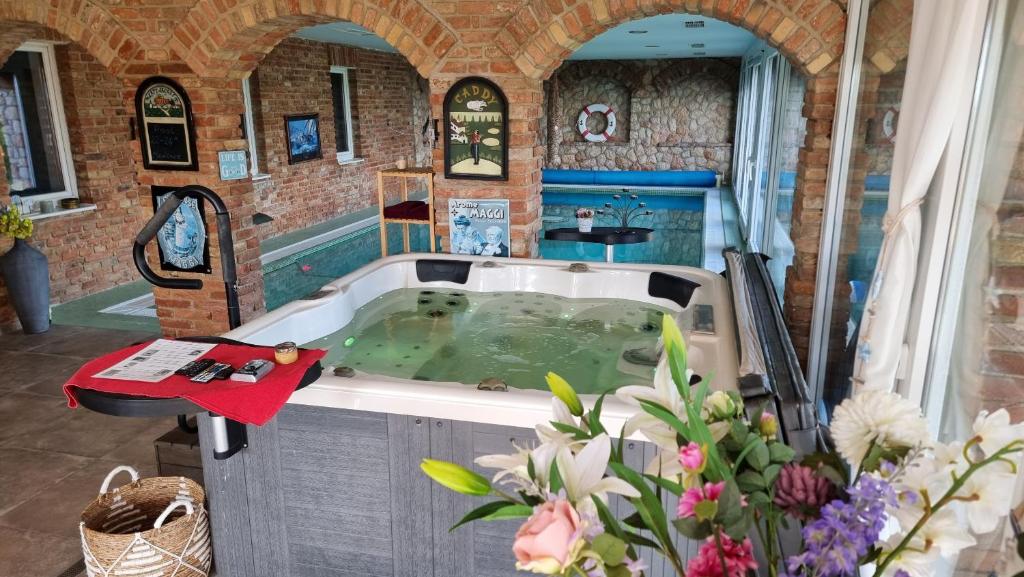 佩奇Virág Wellness Villa的室内装满水的浴缸