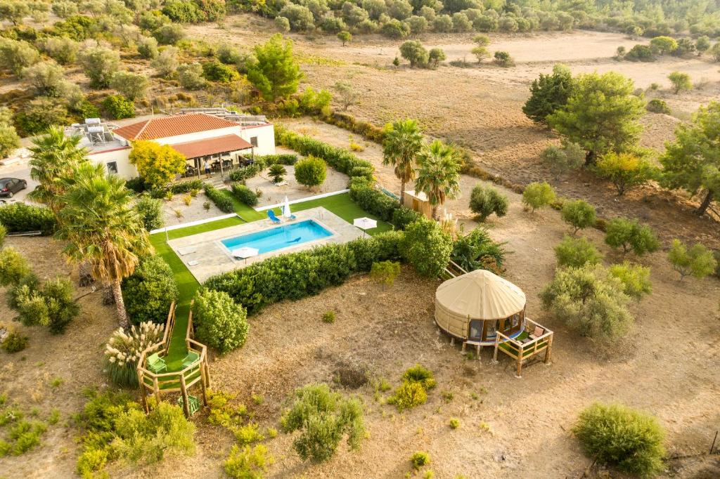 科斯镇Villa Elia with pool, Yurt and sea views的享有房屋空中美景,设有凉亭和游泳池