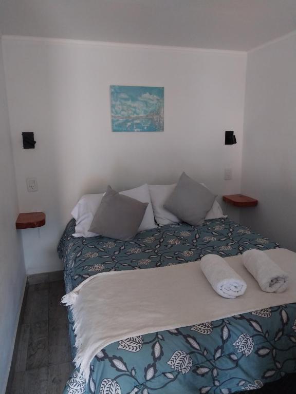 佩休尼亚镇SUOMI的一间卧室配有带2个枕头的床