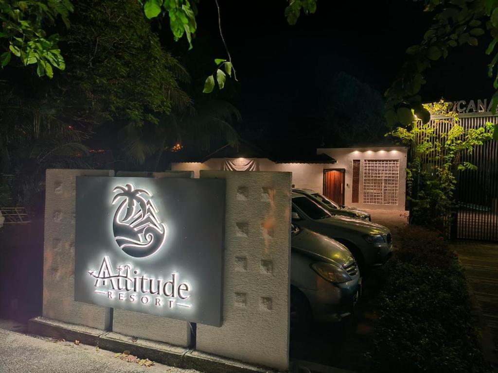 珍南海滩Attitude Resort Langkawi的夜间高度配件标志