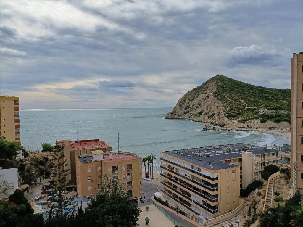 卡拉德费斯特拉特Apartamento, La Cala Vicent&Alba的享有海滩、建筑和大海的景色