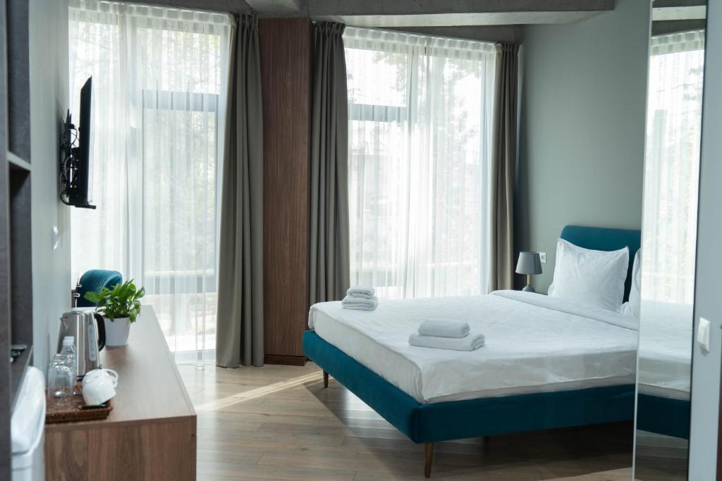 比什凯克Gastello hotel的一间卧室设有一张床和一个大窗户