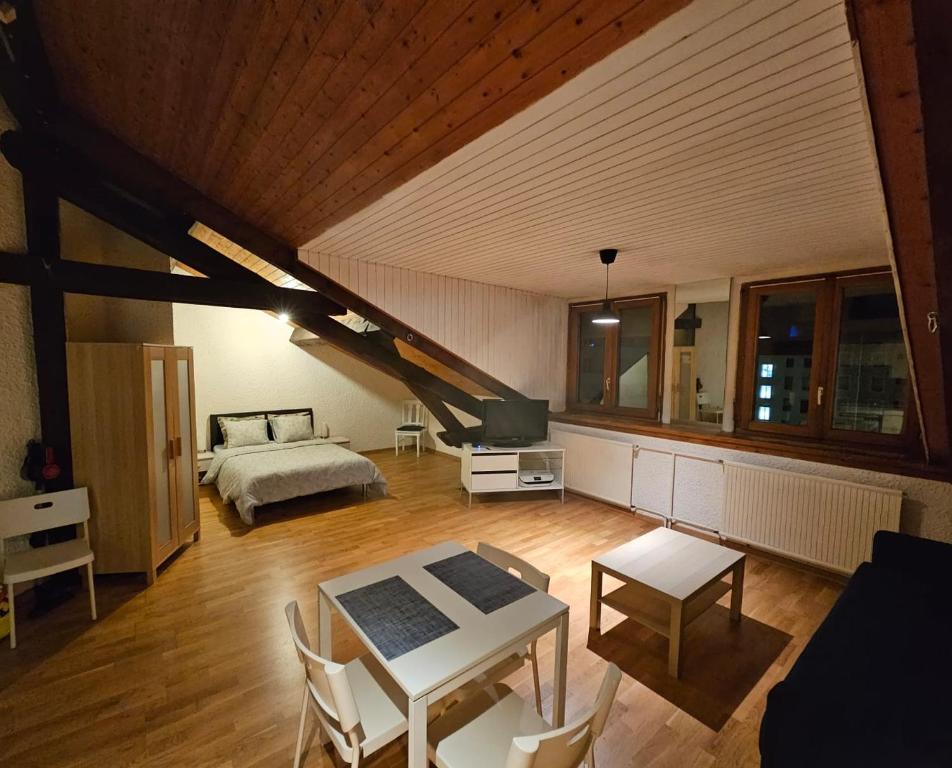 日内瓦Studio au centre de Genève的客厅配有床和桌子