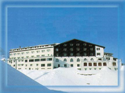 帕苏·斯泰尔维奥帕苏斯泰尔维奥酒店的白色的大建筑,有蓝色的天空