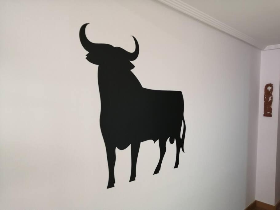 厄尔·阿尔特Alicante airport and beach的墙上牛的轮廓