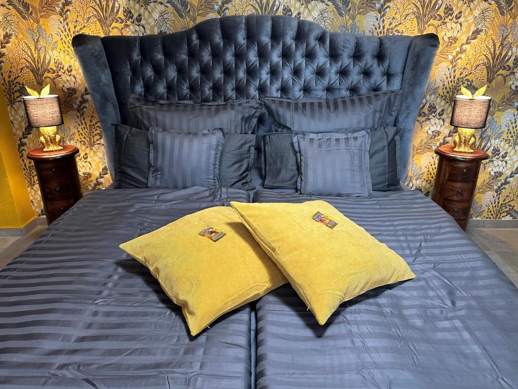 GroßweitzschenPalais -MehrGehtNicht-Maisonette的一张蓝色的床,上面有两个黄色枕头
