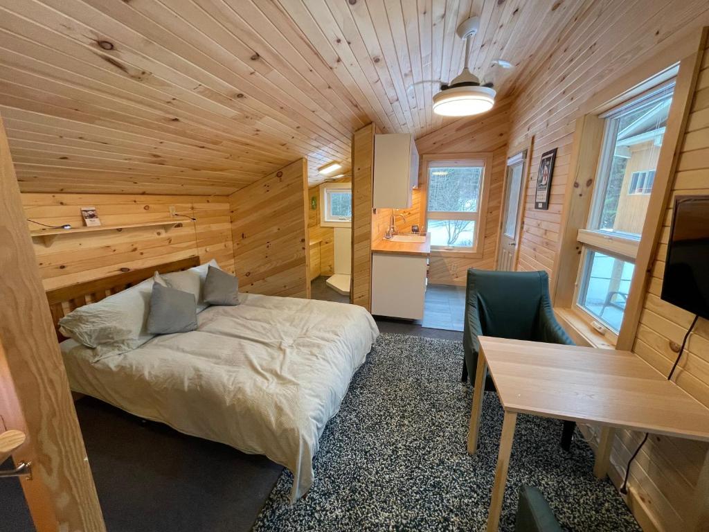 DuxburyCrossett Hill Lodge的一间卧室配有一张床和一张书桌