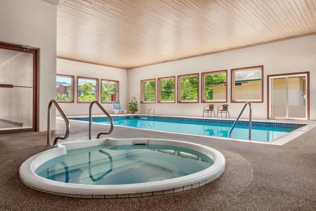 弗农速8弗农酒店的一座房子内带大浴缸的大型游泳池