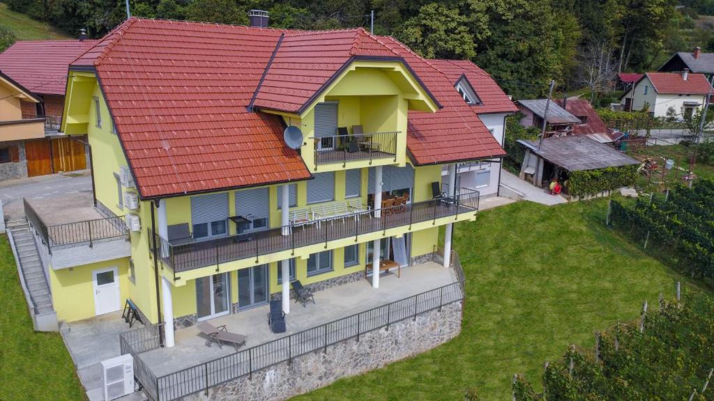 梅特利卡Yellow House Grabrovec的红色屋顶的大型黄色房屋
