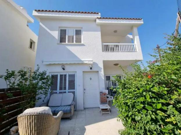 帕福斯Kato Paphos 2 Bedroom House - Tourist location的前面有蓝色沙发的白色房子
