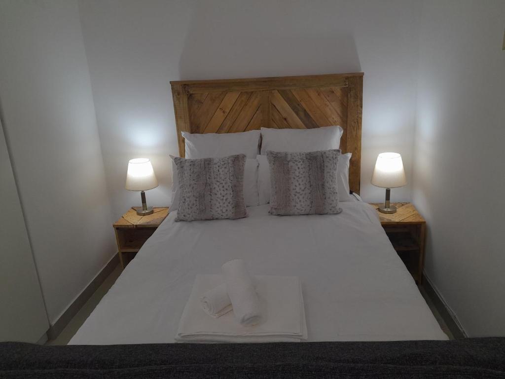 开普敦Oxford Getaway-House的一间卧室,两边都配有一张床和两盏灯