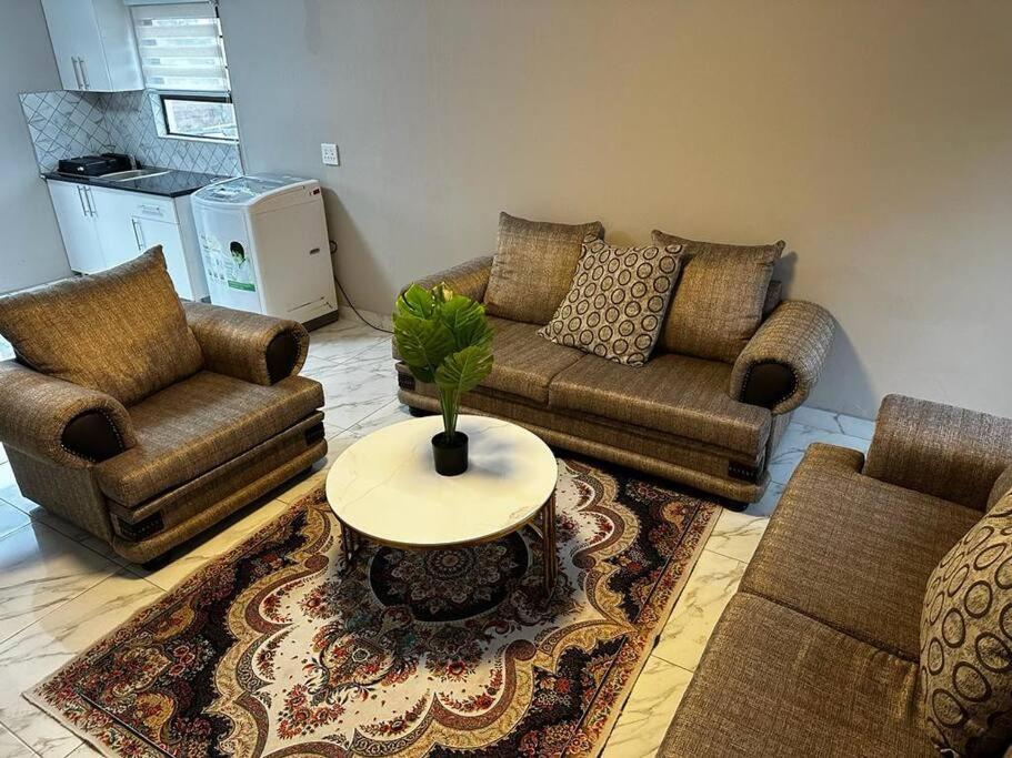 东伦敦Haven House的客厅配有两张沙发和一张桌子