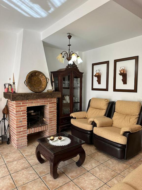 蒙地卡罗Casa Flores的客厅设有两张沙发和一个壁炉