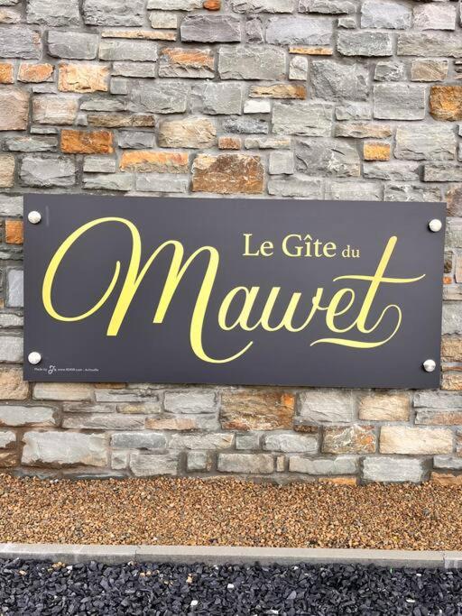 LégliseLe gîte du Mawet的砖墙市场标志