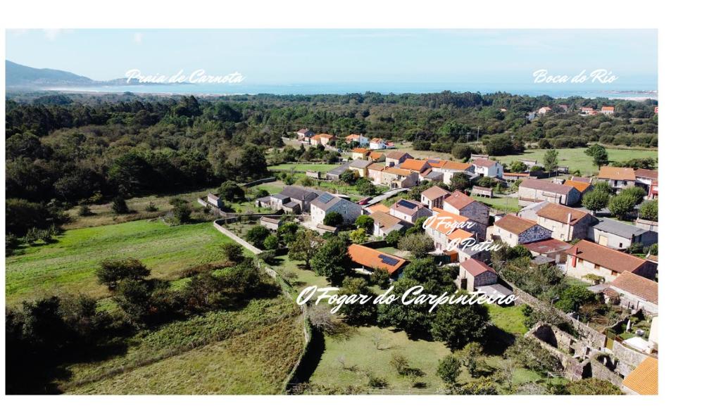 卡尔诺塔O Fogar do Carpinteiro的享有小村庄的空中景致,设有房屋