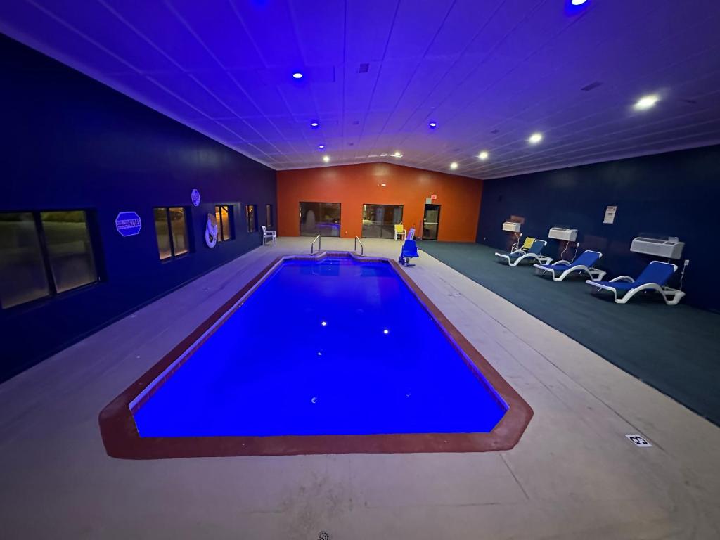 图克姆卡里Super 8 by Wyndham Tucumcari的蓝色灯光健身房内的大型游泳池