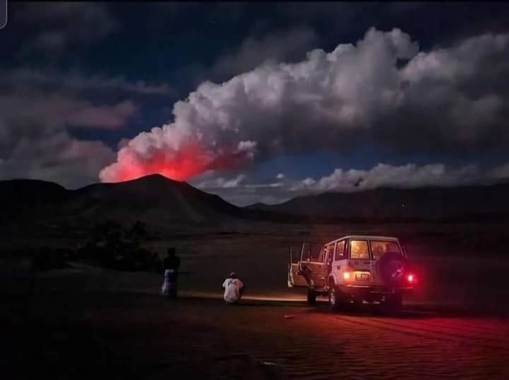 LénakelTanna Lava View Bungalows的停在一个火山场的卡车