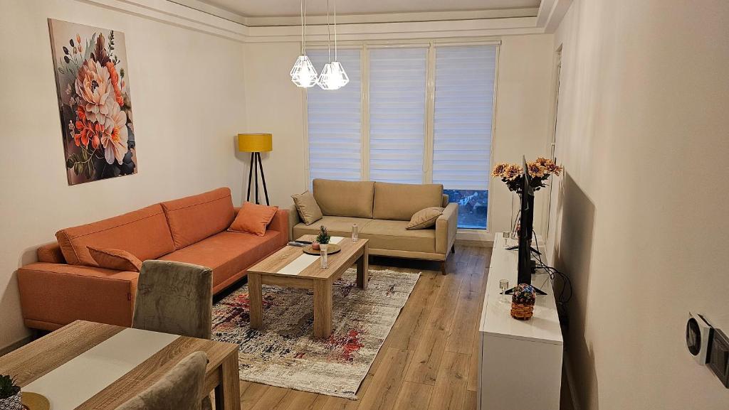 斯科普里Cevahir Luxury Apartments的客厅配有两张沙发和一张桌子