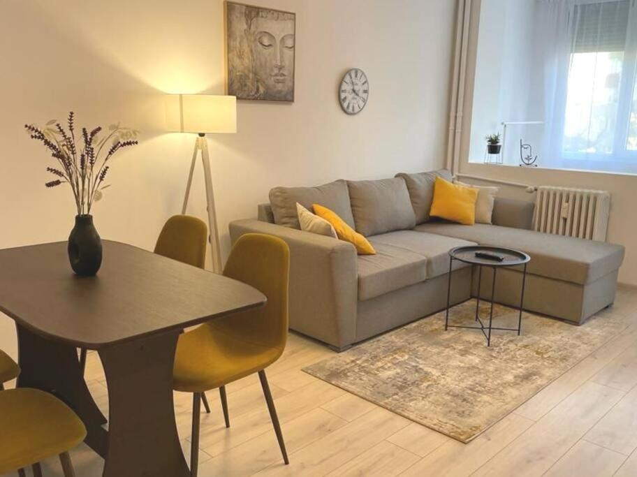 布加勒斯特Apartament Bucuresti Bucharest的客厅配有沙发和桌子