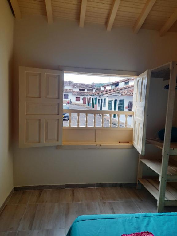 巴里查拉Habitación con baño privado的小房间设有窗户和一张床